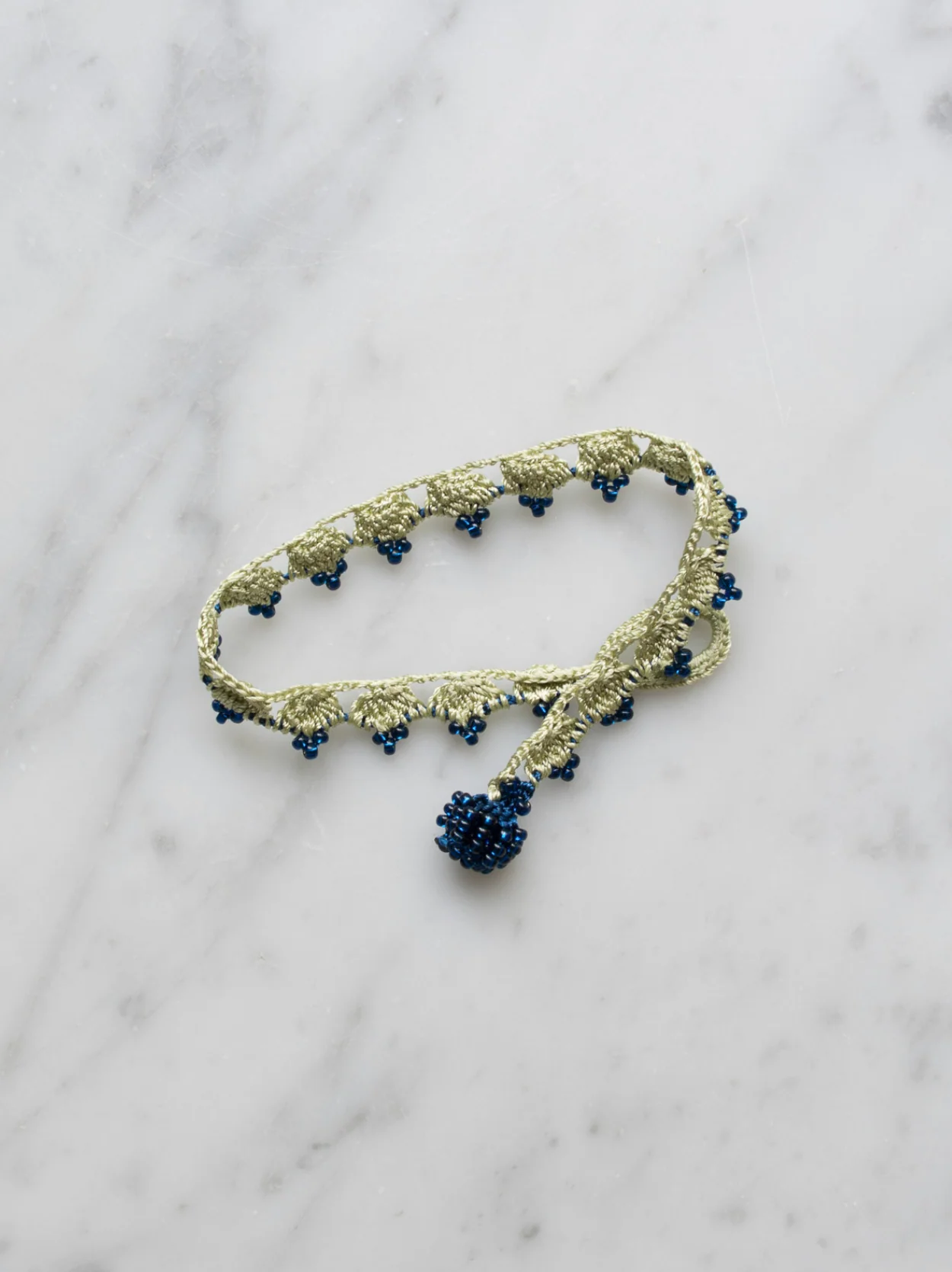 Armbånd • Kniplet • Lysegrøn med blå perler