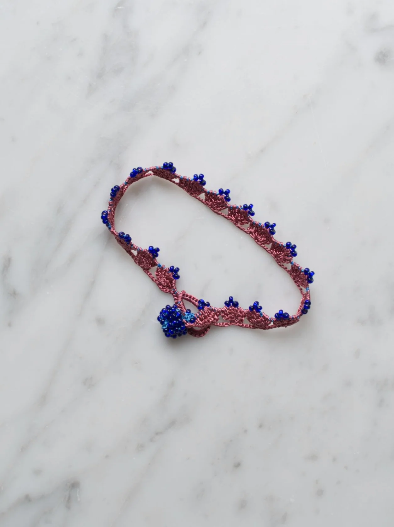Armbånd • Kniplet • Lyserød med blå perler