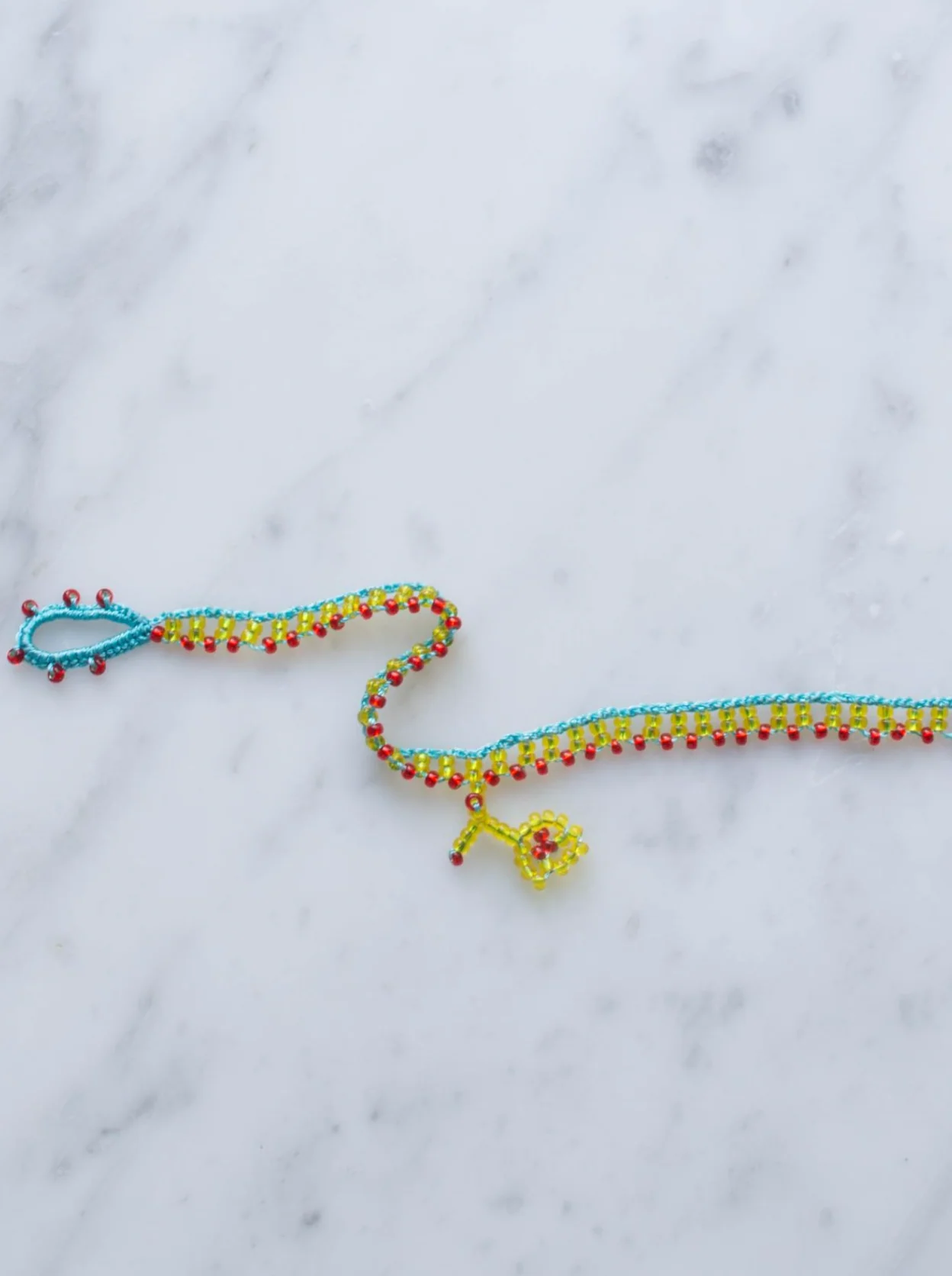 Armbånd • Kniplet • Rød & gul med blomst - Image 2