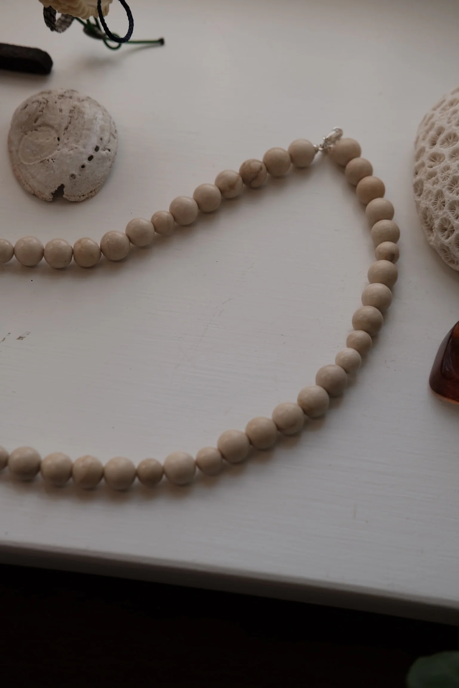 Halskæde • Håndlavet • Halvædelsten • Hvid Fossil • UDGÅR - Image 3
