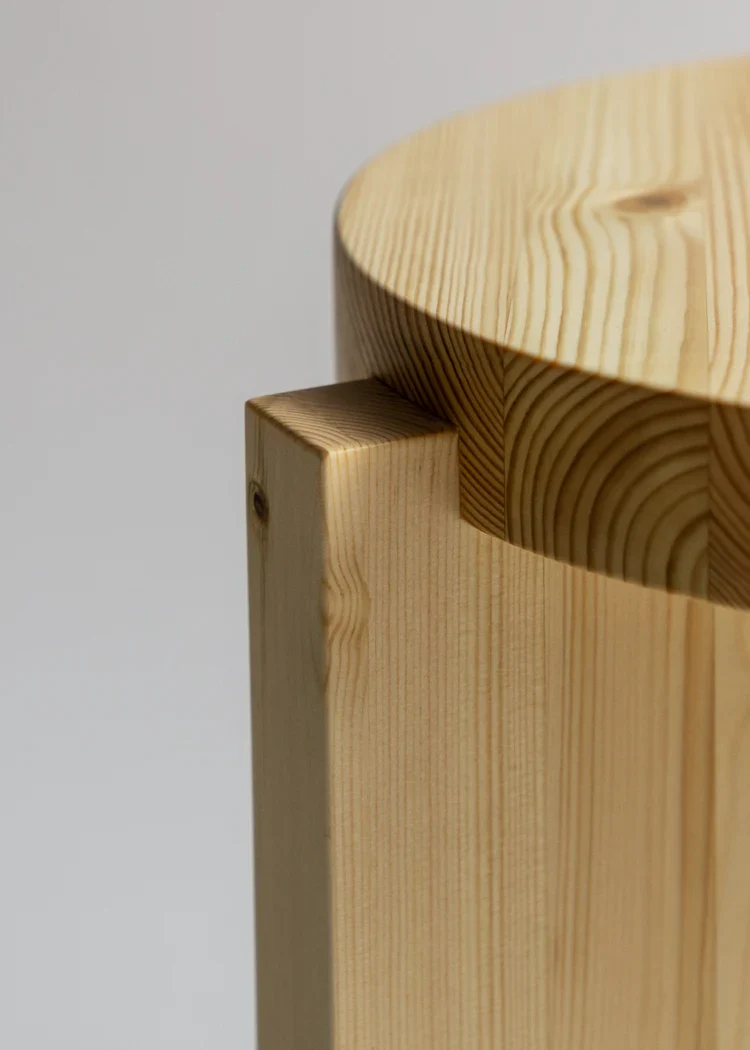 001 Stool • Vaarnii • Fredrik Paulsen • finsk fyrretræ - Image 2