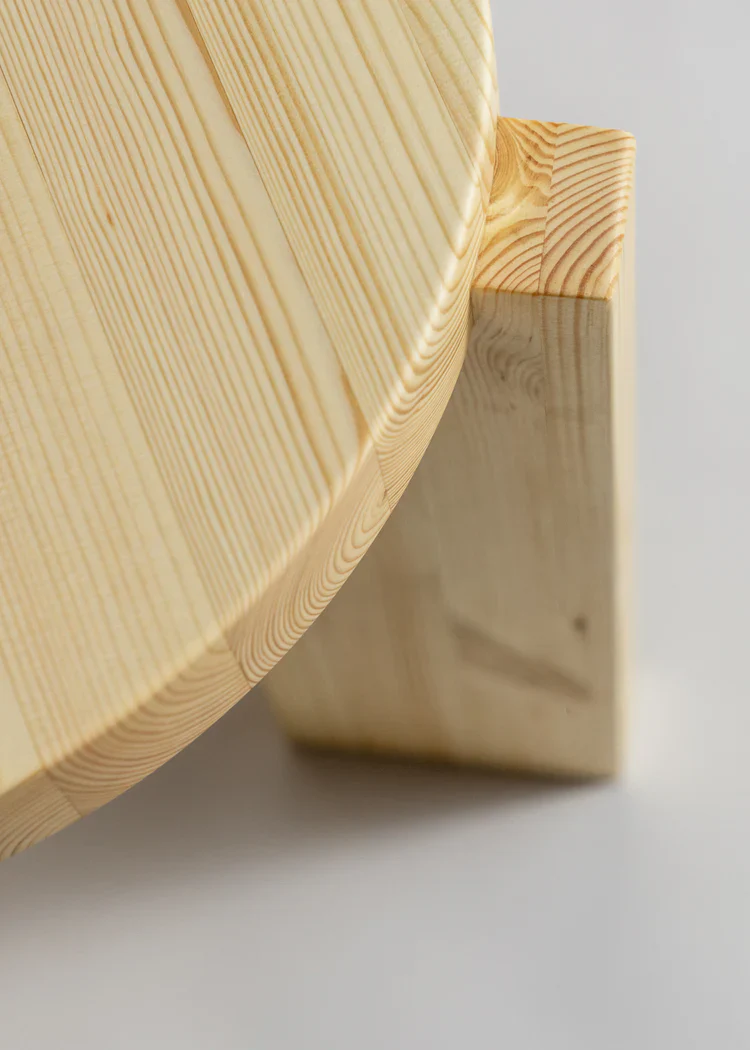 001 Stool • Vaarnii • Fredrik Paulsen • finsk fyrretræ - Image 3